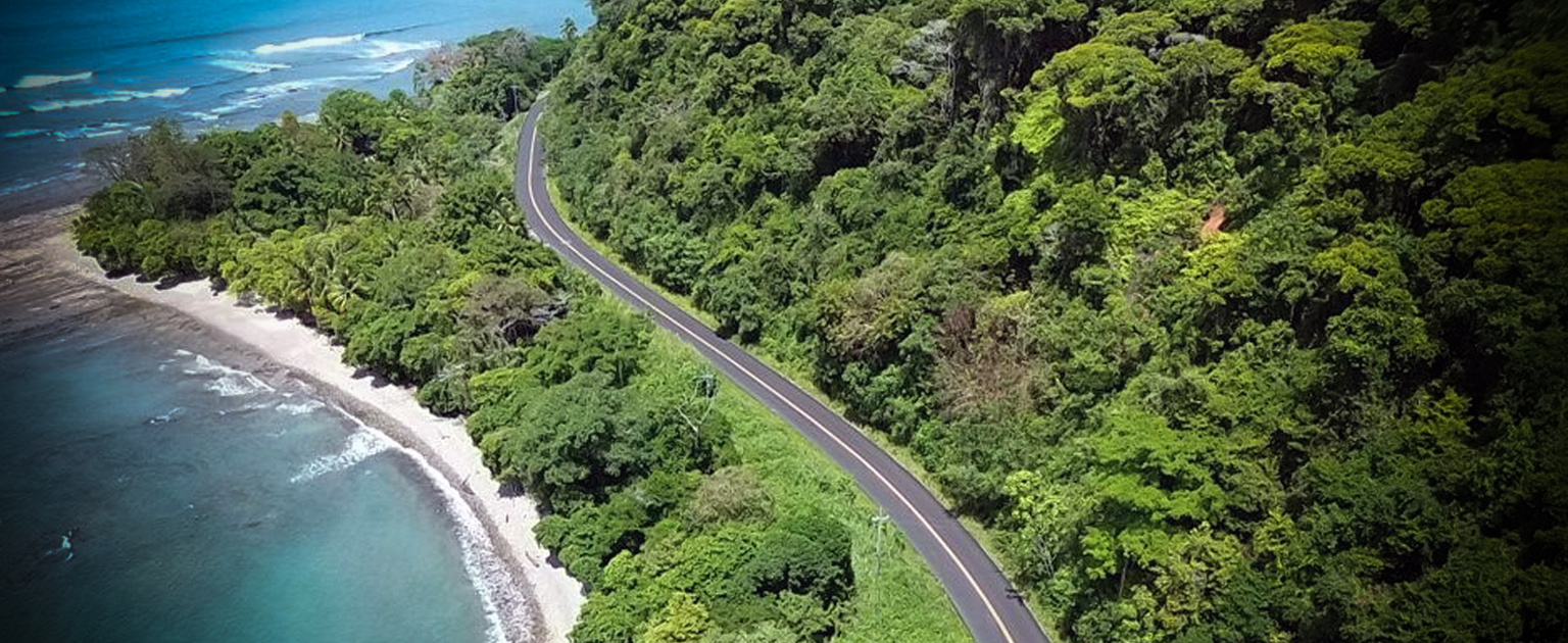 Carretera a la par de la costa