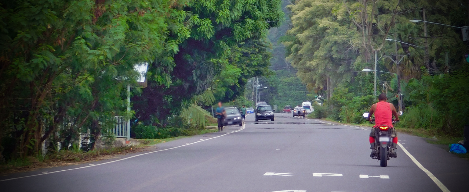 Foto de motociclista sin casco 