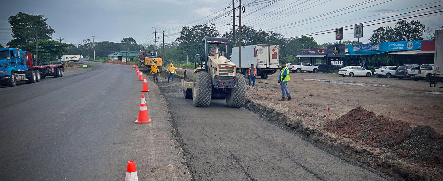 Foto de maquinaria trabajando la construcción de la rotonda de Muelle de San Carlos