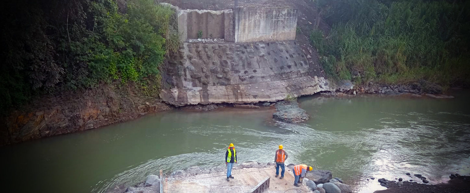 Hombres trabajando en Río Pacuar