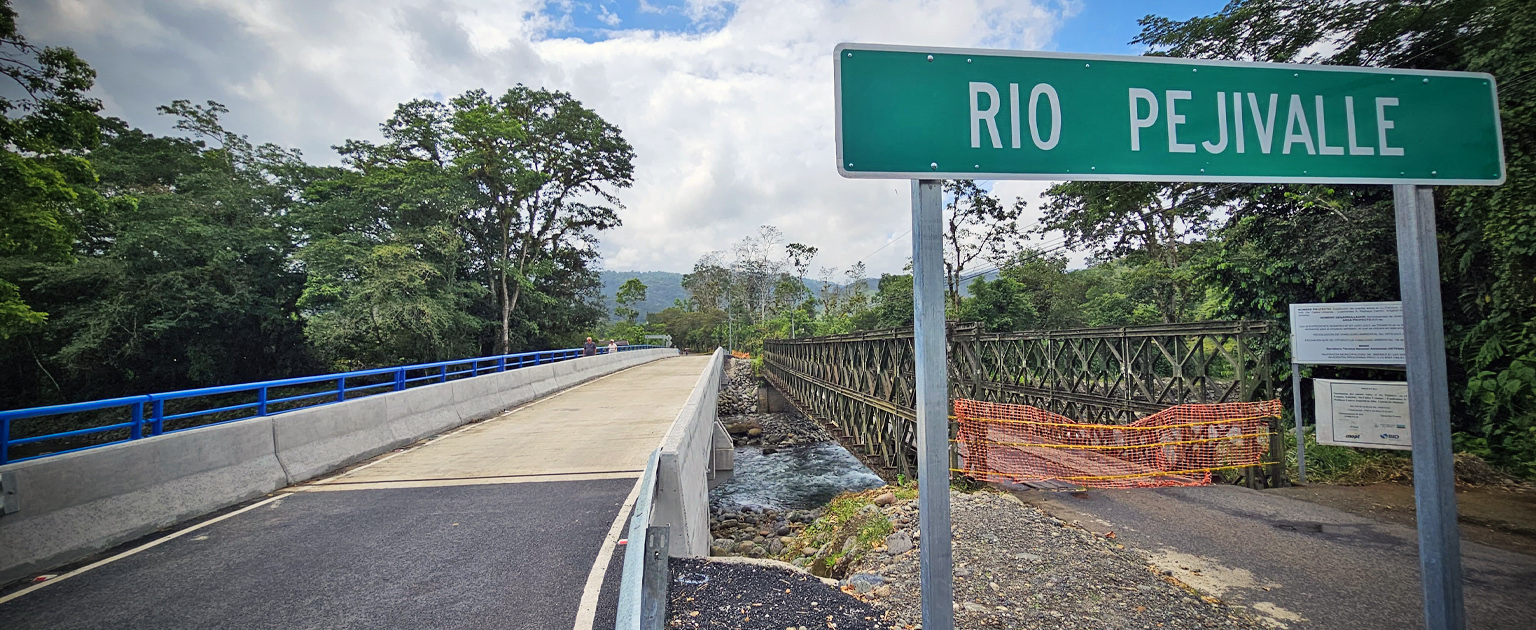 Puente de Pejivalle y rótulo con nombre