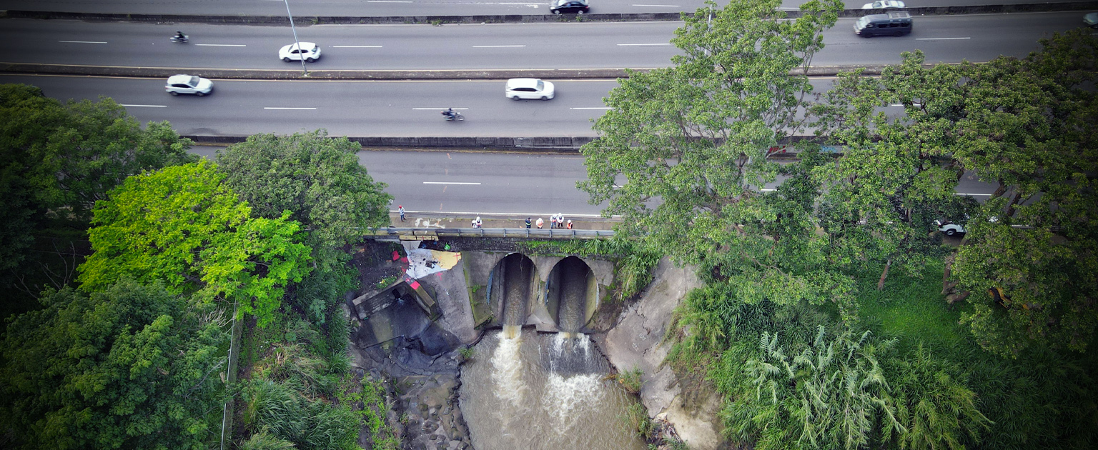 Foto aérea de puente, se visualiza alcantarillas