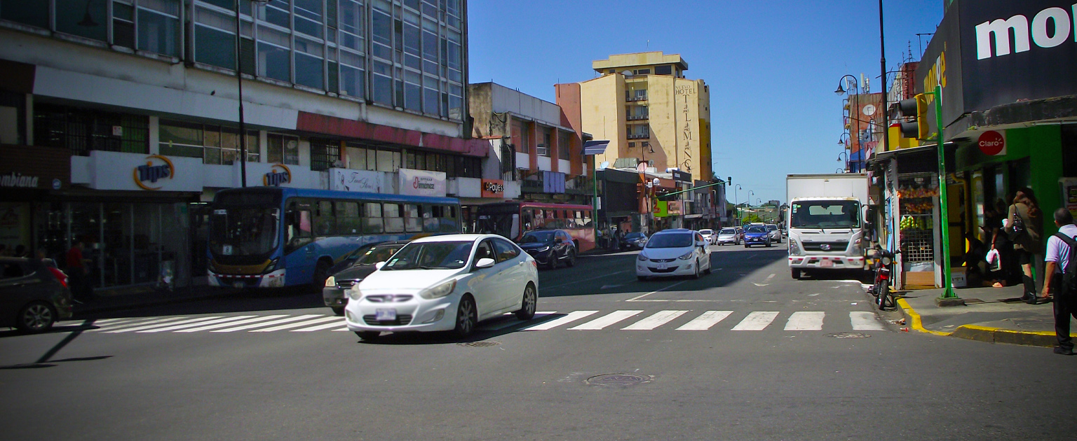 Fotografía que muestra parte de las vías del centro de San José donde se aplica la restricción vial