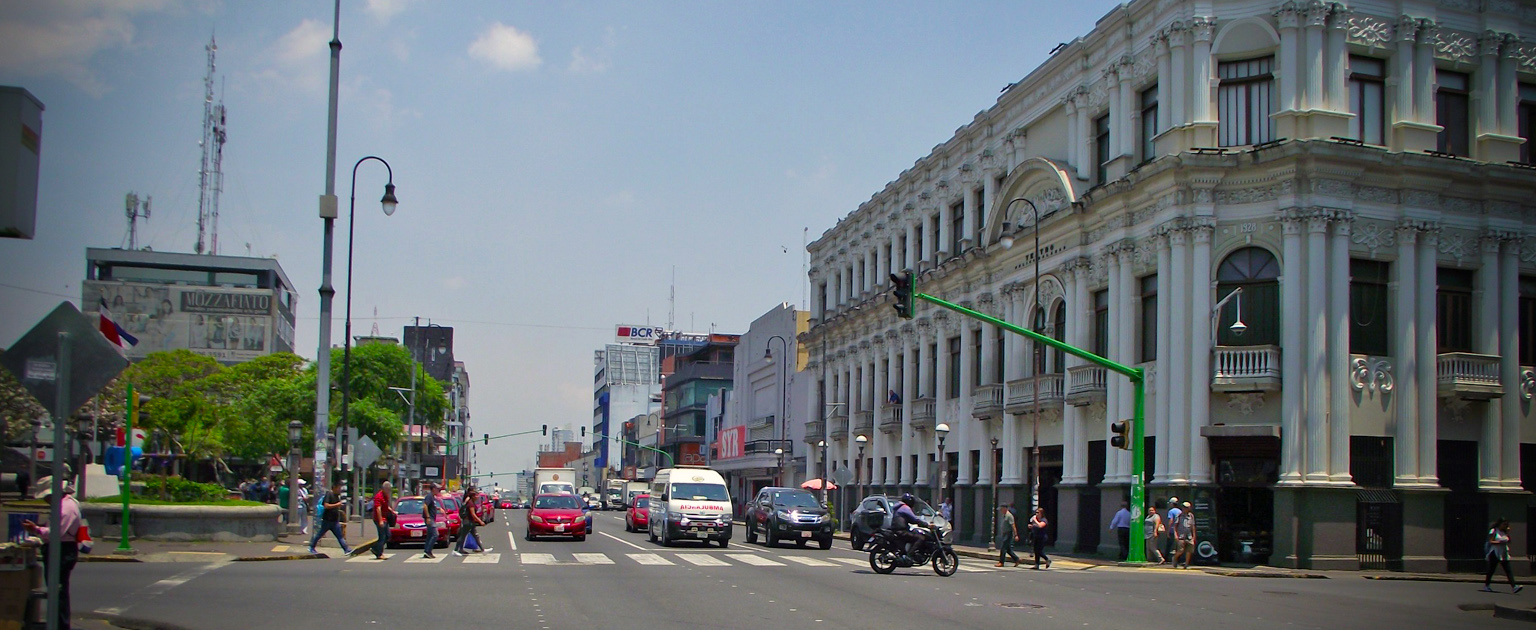 Foto del casco central de San José con vehículos circulando