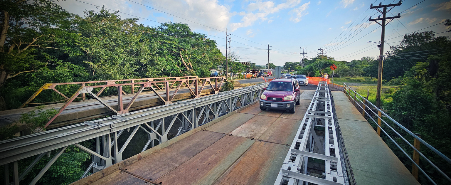 Vehículo rojo atravesando en puente