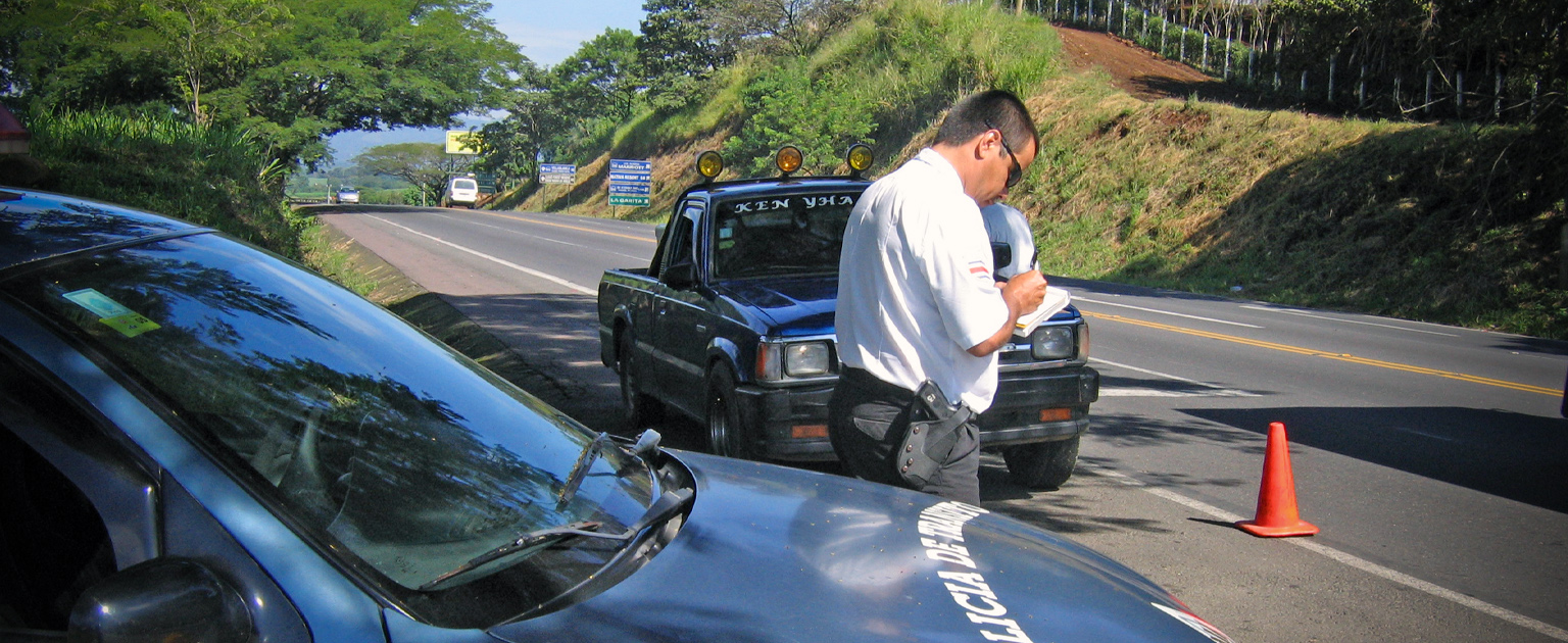 Foto de oficial de tránsito aplicando una multa 