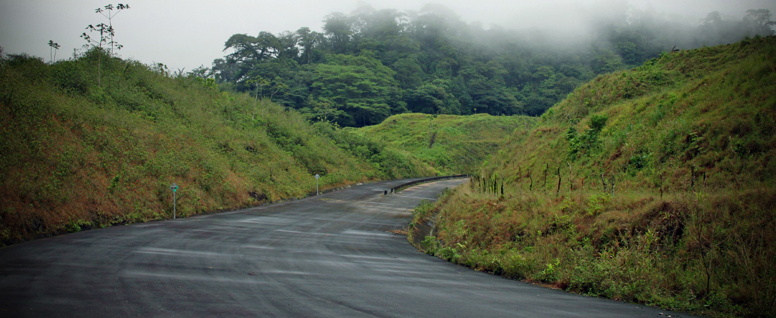 Carretera en medio de montaña