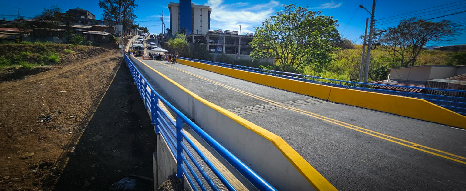 Foto que el nuevo puente sobre quebrada La Guaria en Alajuelita