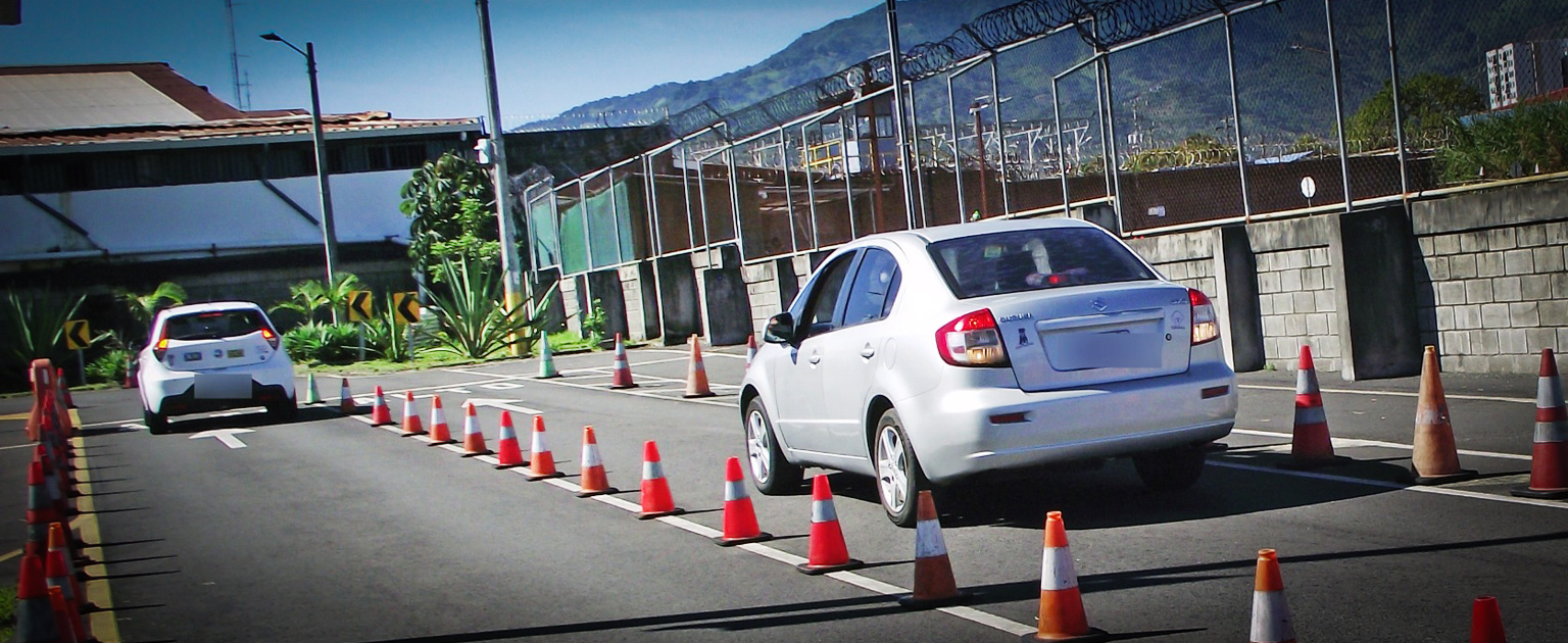 Fotografía que muestra dos vehículos aplicando la prueba práctica de manejo