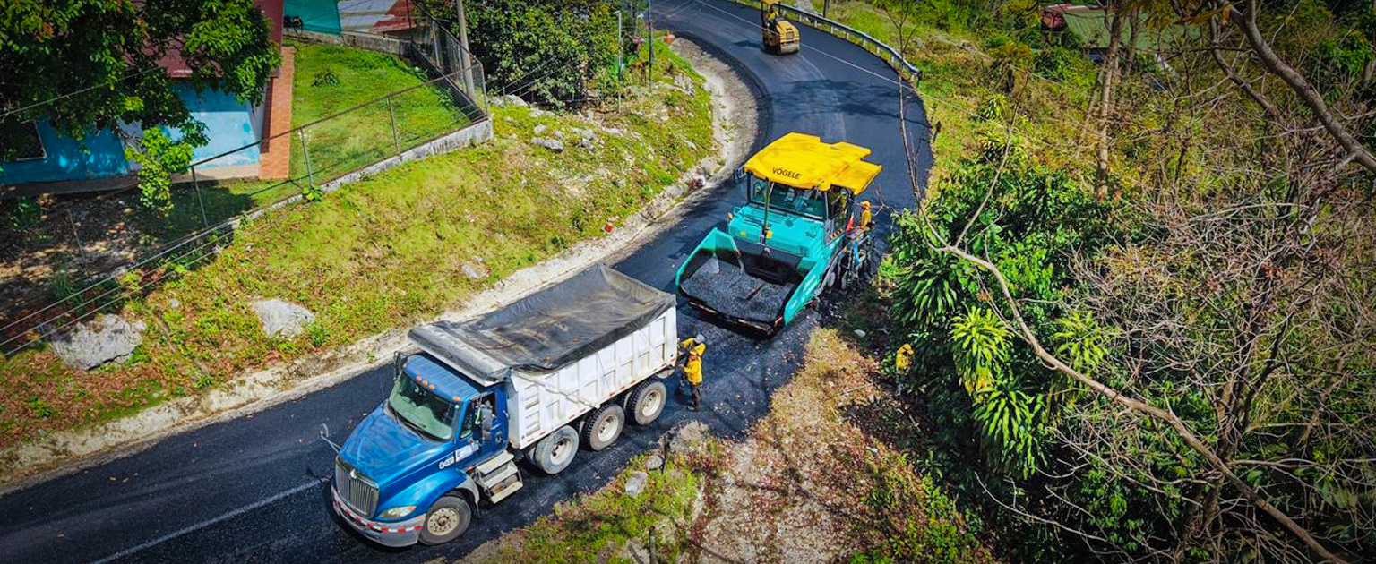 Foto aérea que muestra maquinaria asfaltando la ruta