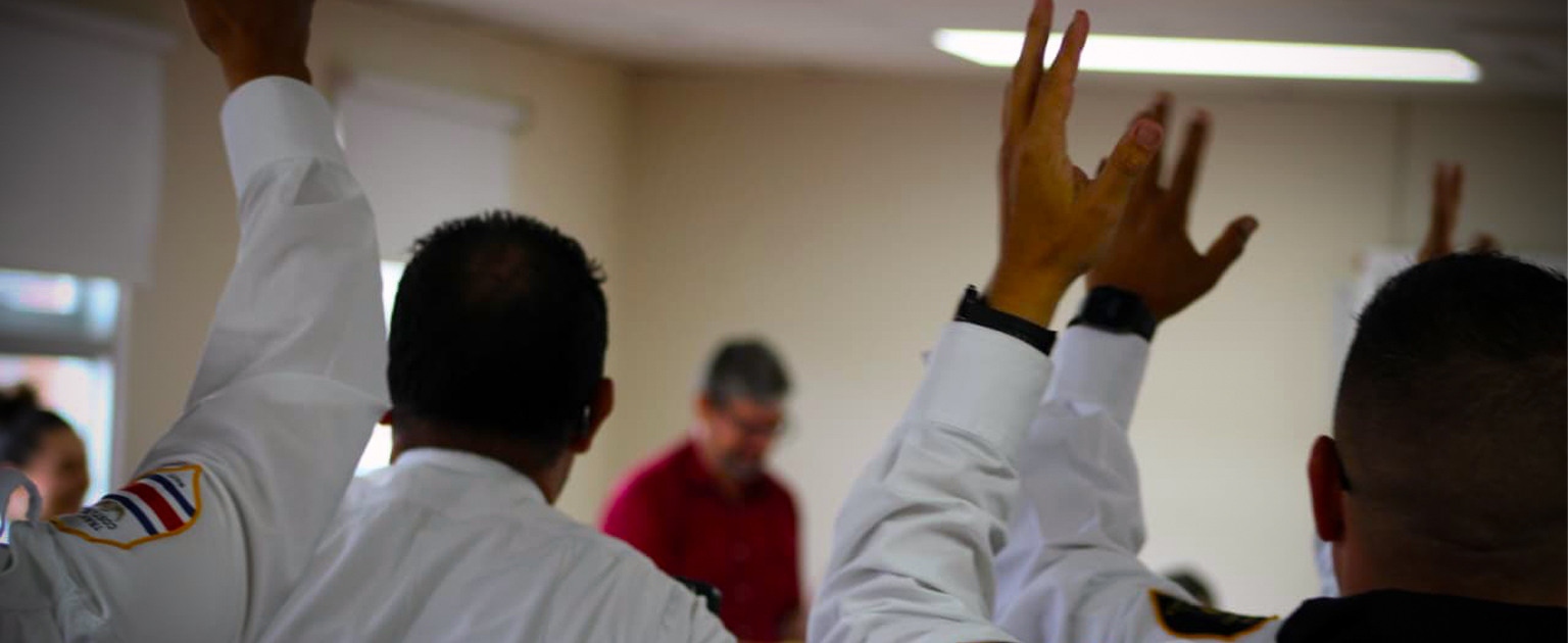 Fotografía que muestra parte del grupo de funcionarios graduados