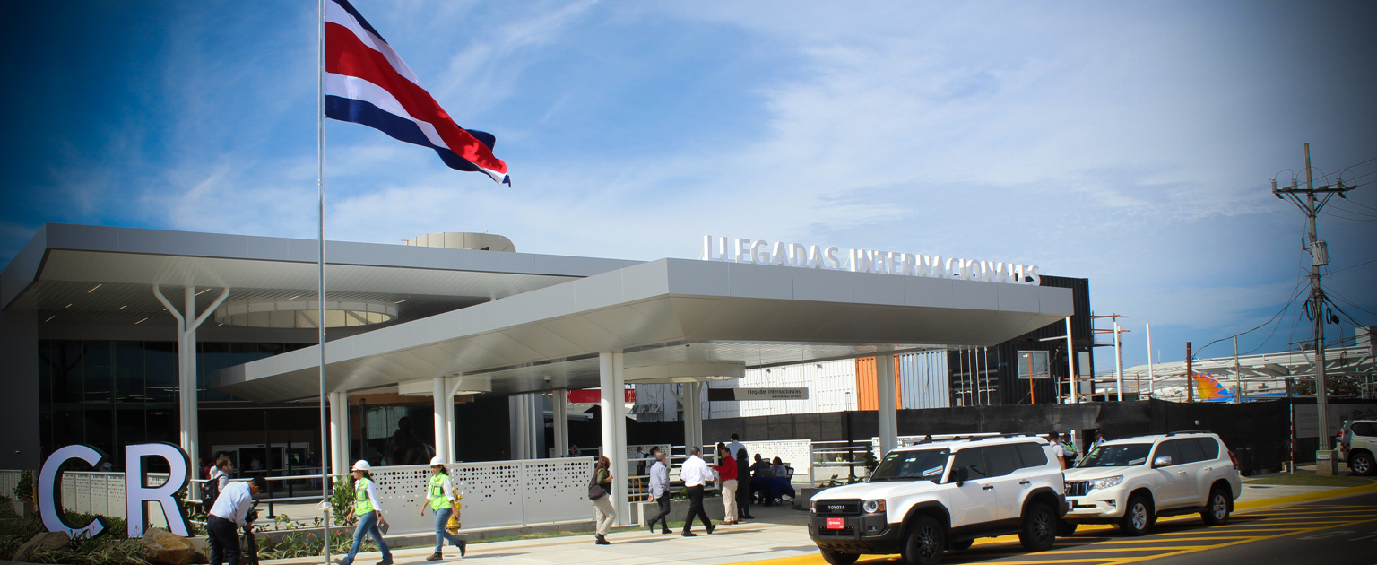 Fachada de la nueva área de llegadas en el aeropuerto internacional Juan Santamaría