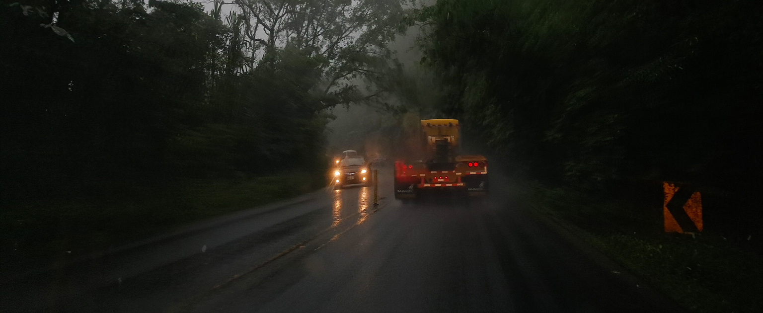 Fotografía que muestra vehículos circulando en la noche con las luces encendidas
