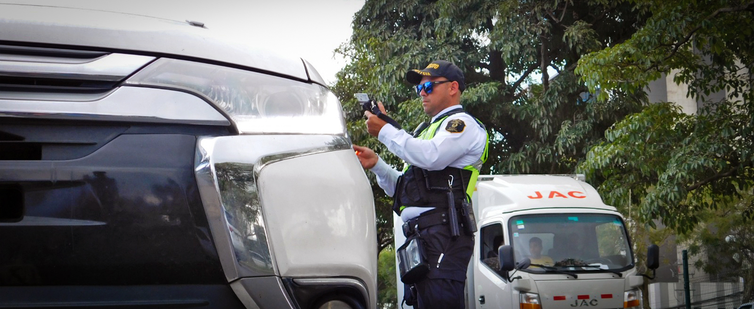 Foto que muestra la un oficial de tránsito en operativo aplicando una infracción