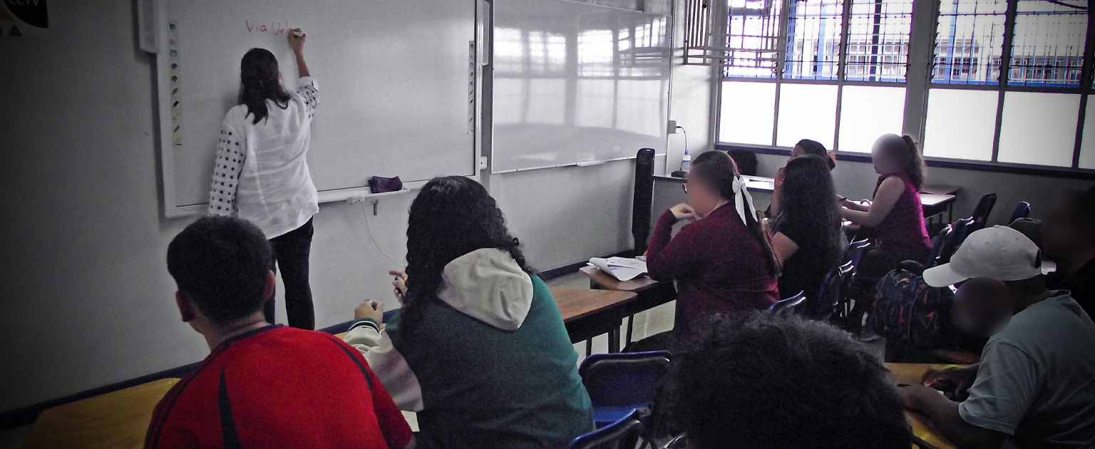 Fotografía que muestra a un grupo de personas recibiendo las clases del curso teórico
