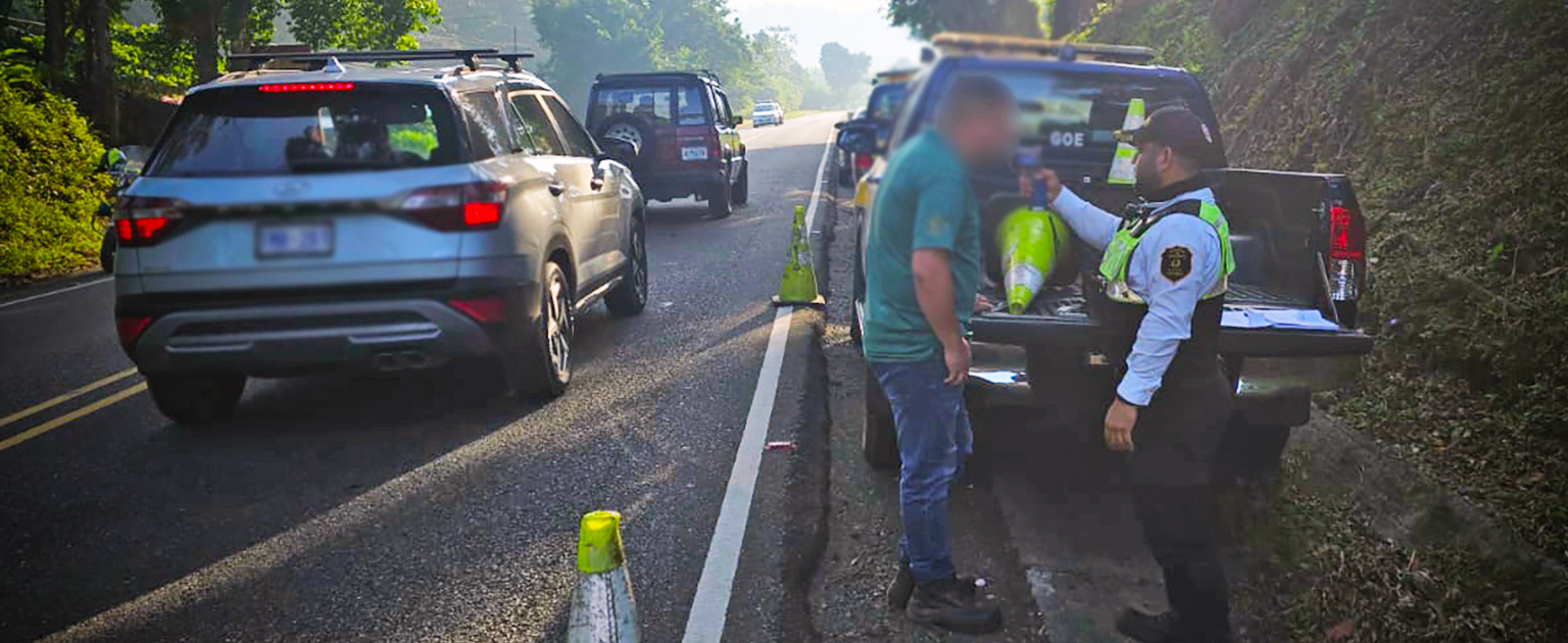 Fotografía que muestra a un oficial en un operativo de tránsito aplicando una alcoholemia