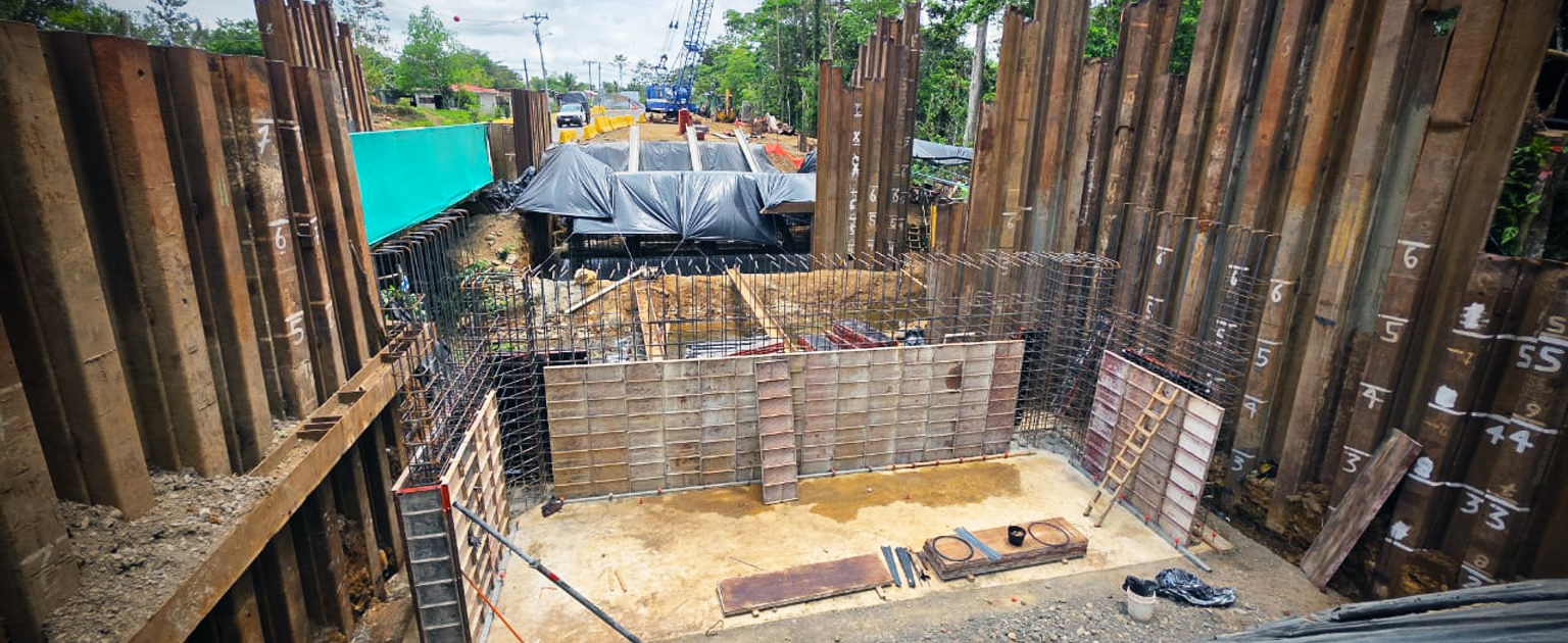 Fotografía que muestra parte de las labores constructivas del puente Katira en Guatuso