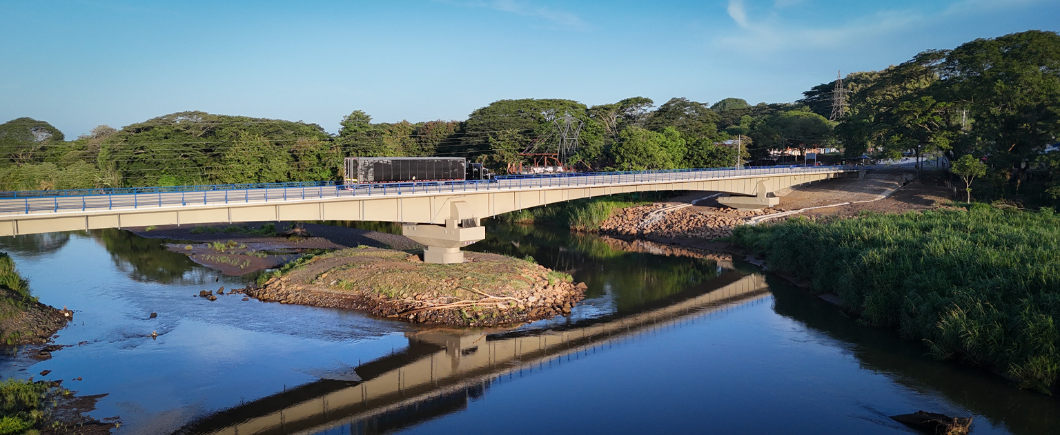 Fotografía que muestra el puente sobre el río Tárcoles rehabilitado