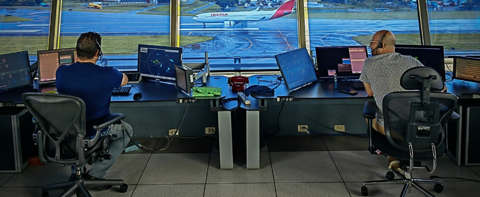 Dos controladores aéreos en la torre de control.