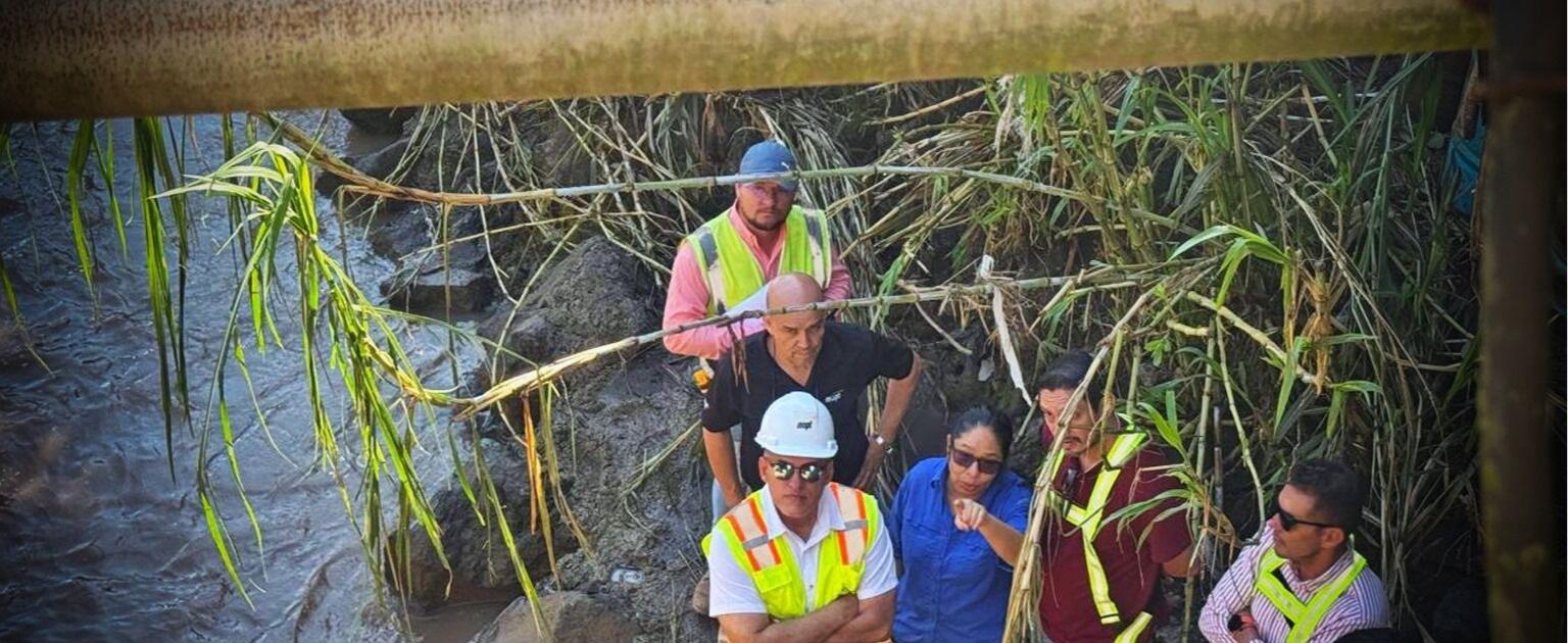 Ministro Mauricio Batalla, acompañado de otros funcionario bajo puente, inspeccionando la estructura.