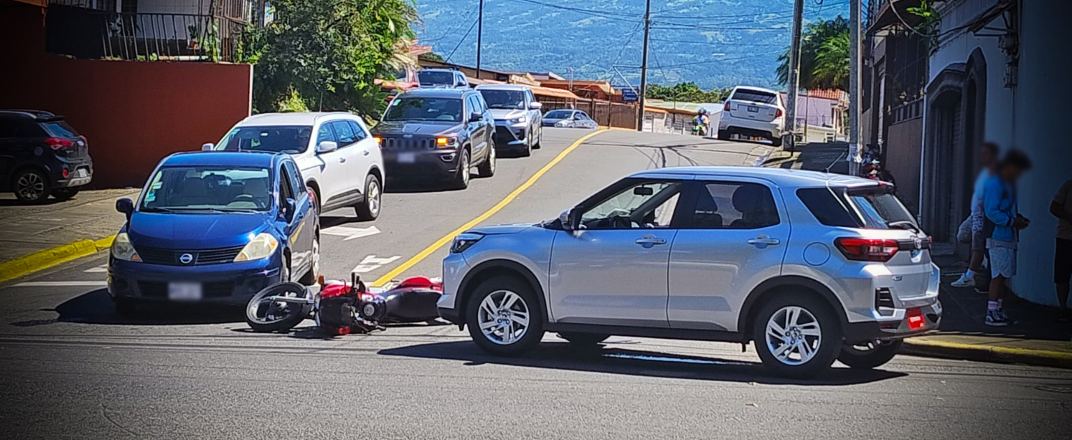 choque entre carro y moto. La moto está en el suelo