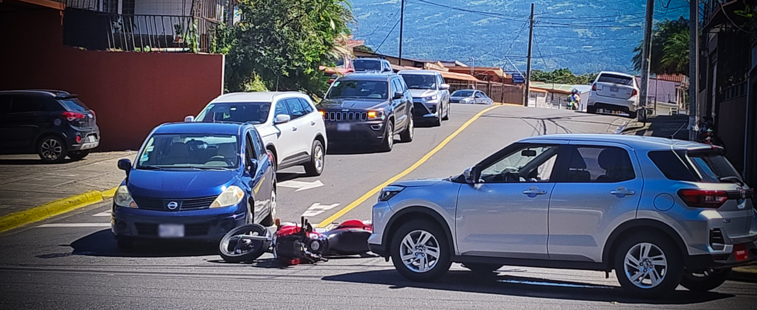 Accidente entre vehículo y motocicleta
