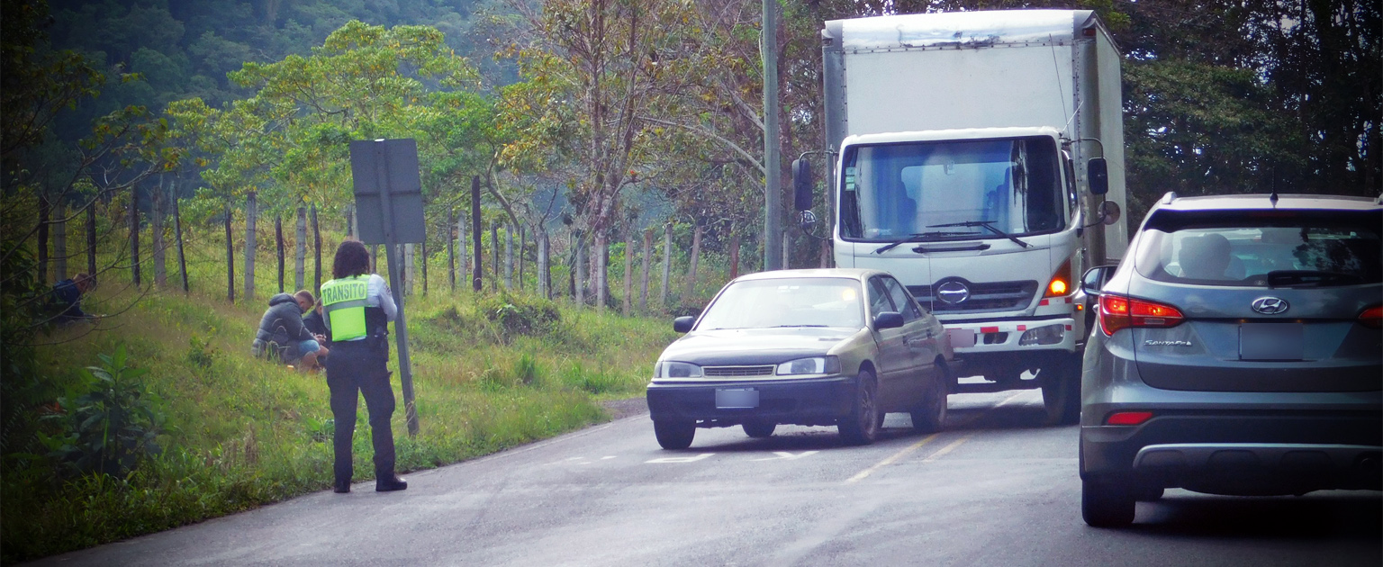 Fotografía que muestra un accidente en carretera.