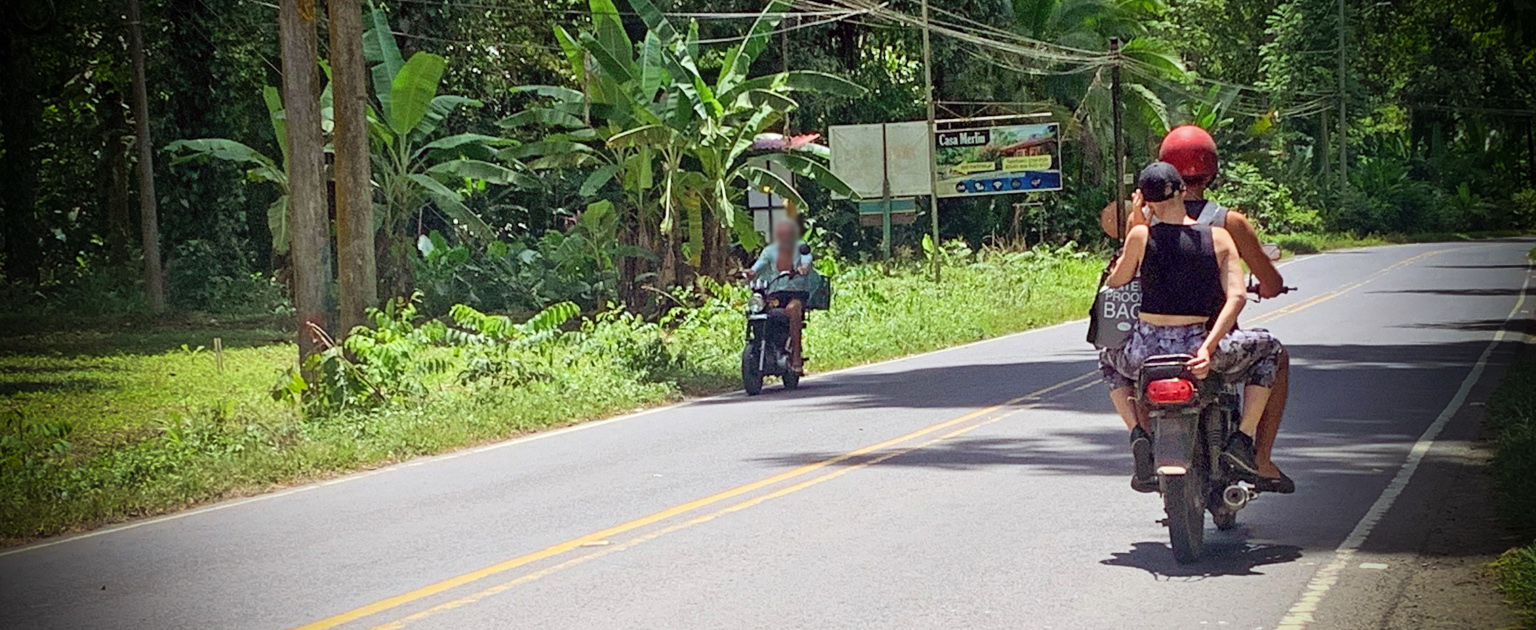 personas en motocicleta