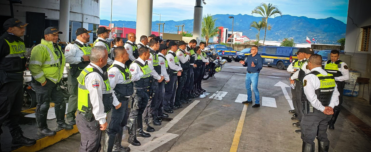 Ministro Mauricio Batalla hablando con oficiales de tránsito en Delegación de San José