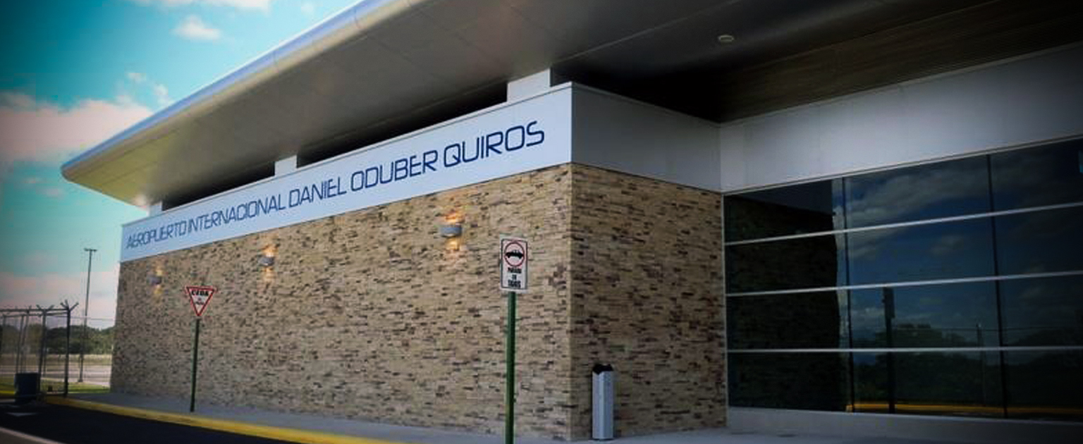 Fotografía que muestra el edificio principal del aeropuerto Daniel Oduber