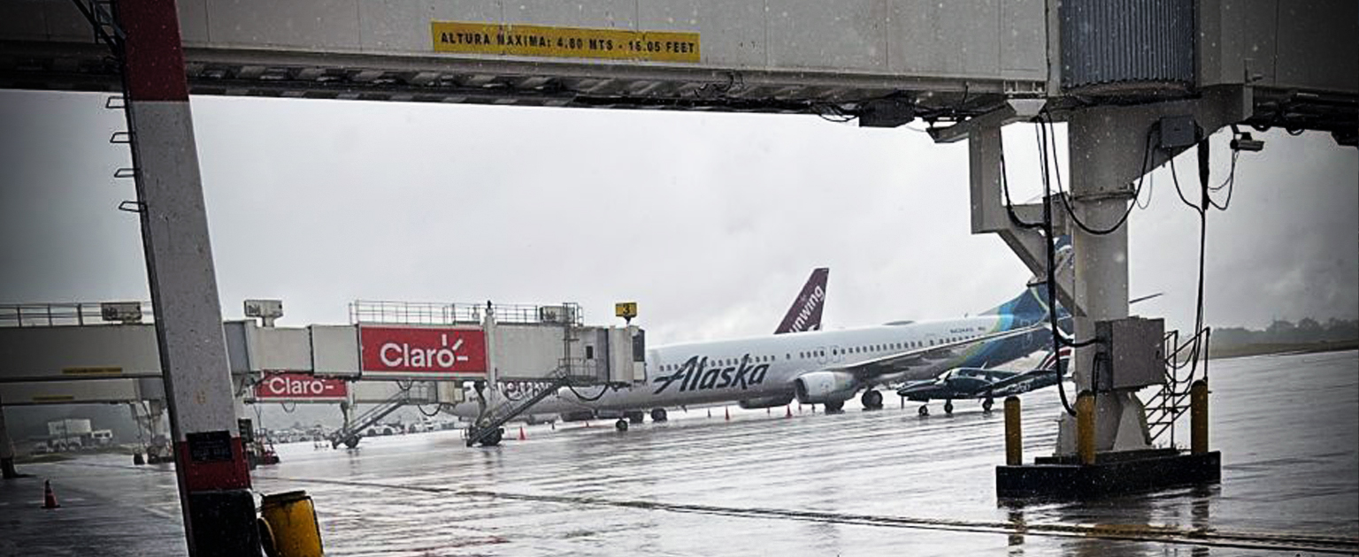 Fotografías que muestra parte de la pista de aterrizaje y aviones del aeropuerto Daniel Oduber