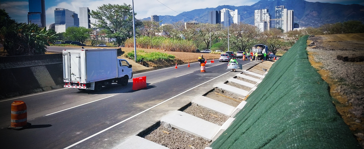 Carril hacia Circunvalación en Monumento al Agua 