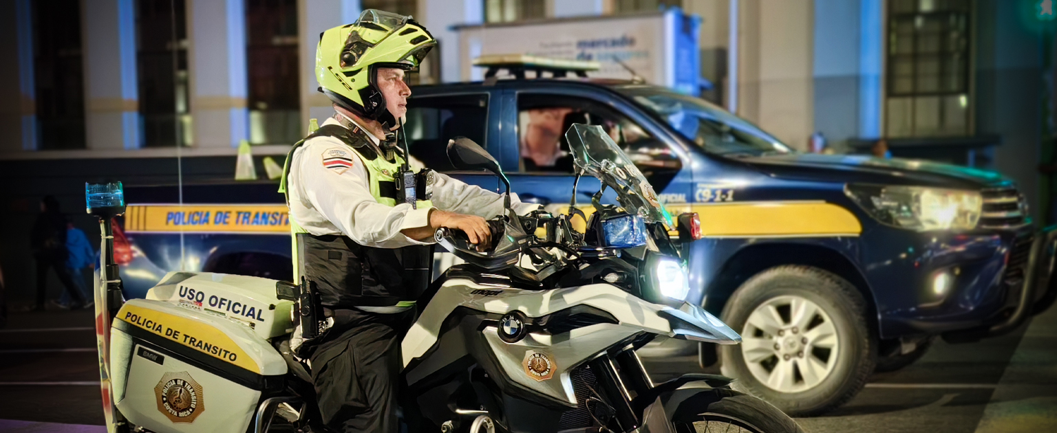 Oficiales de tránsito en motocicleta y patrulla