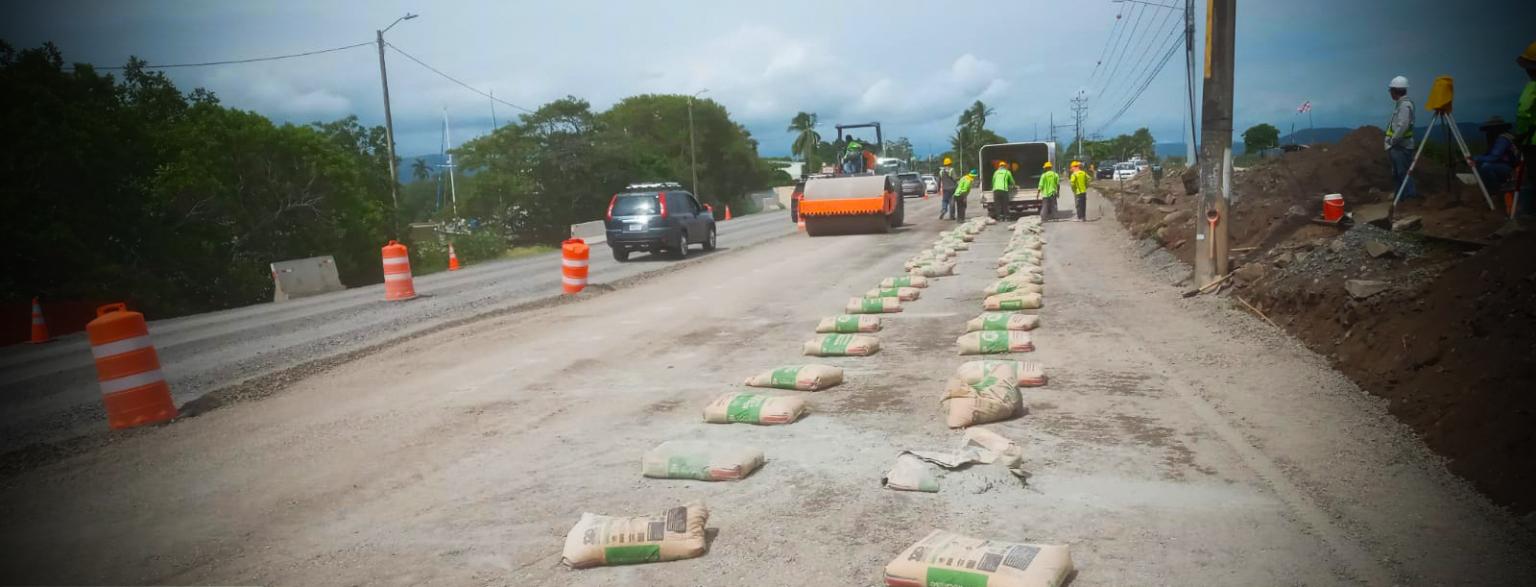 Maquinaria trabajando a un costado de la carretera
