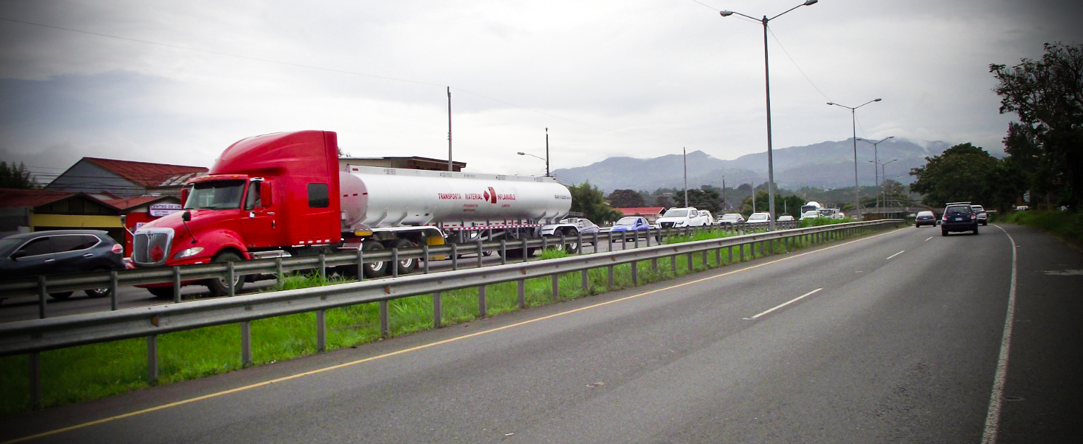 Camión articulado en carretera