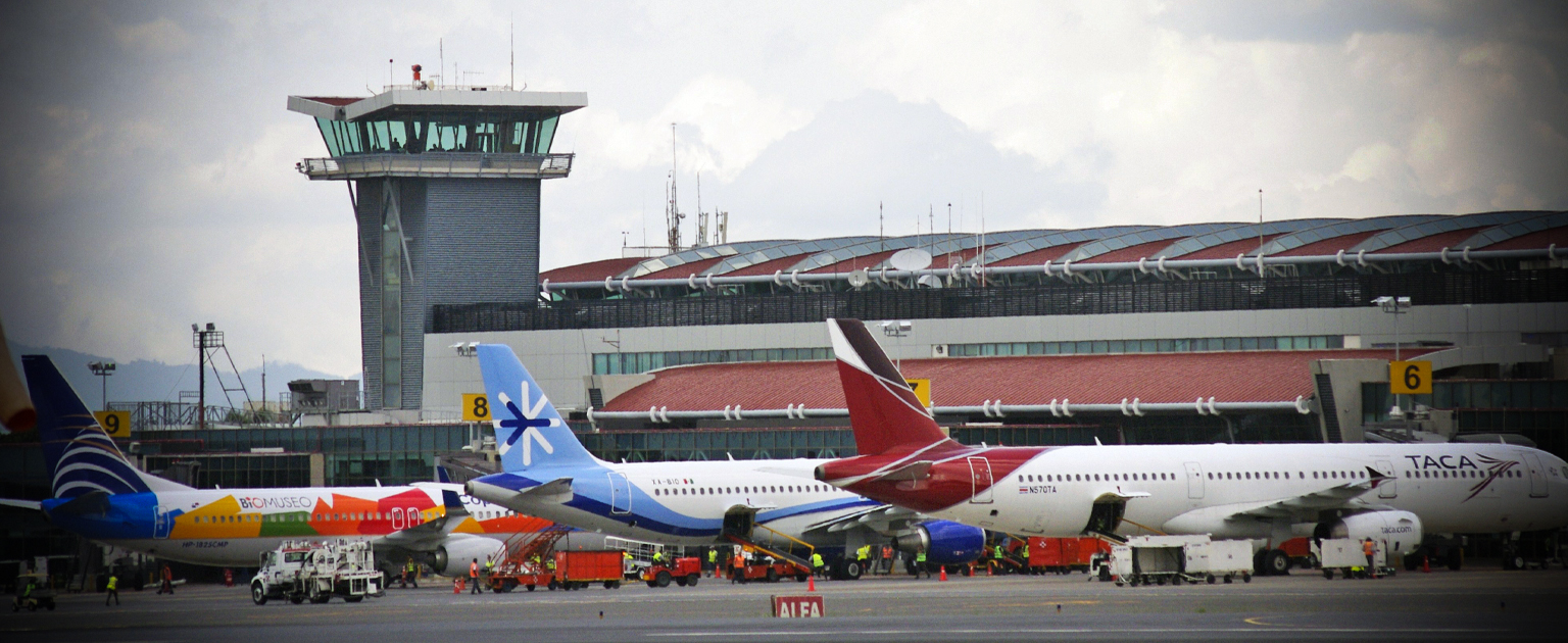 Aviones en pista de aterrizaje aeropuerto