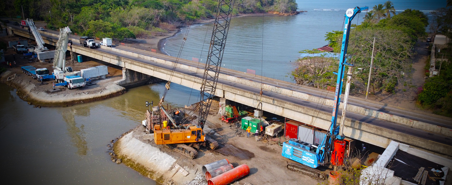 Fotografía que muestra el puente sobre el río Barranca
