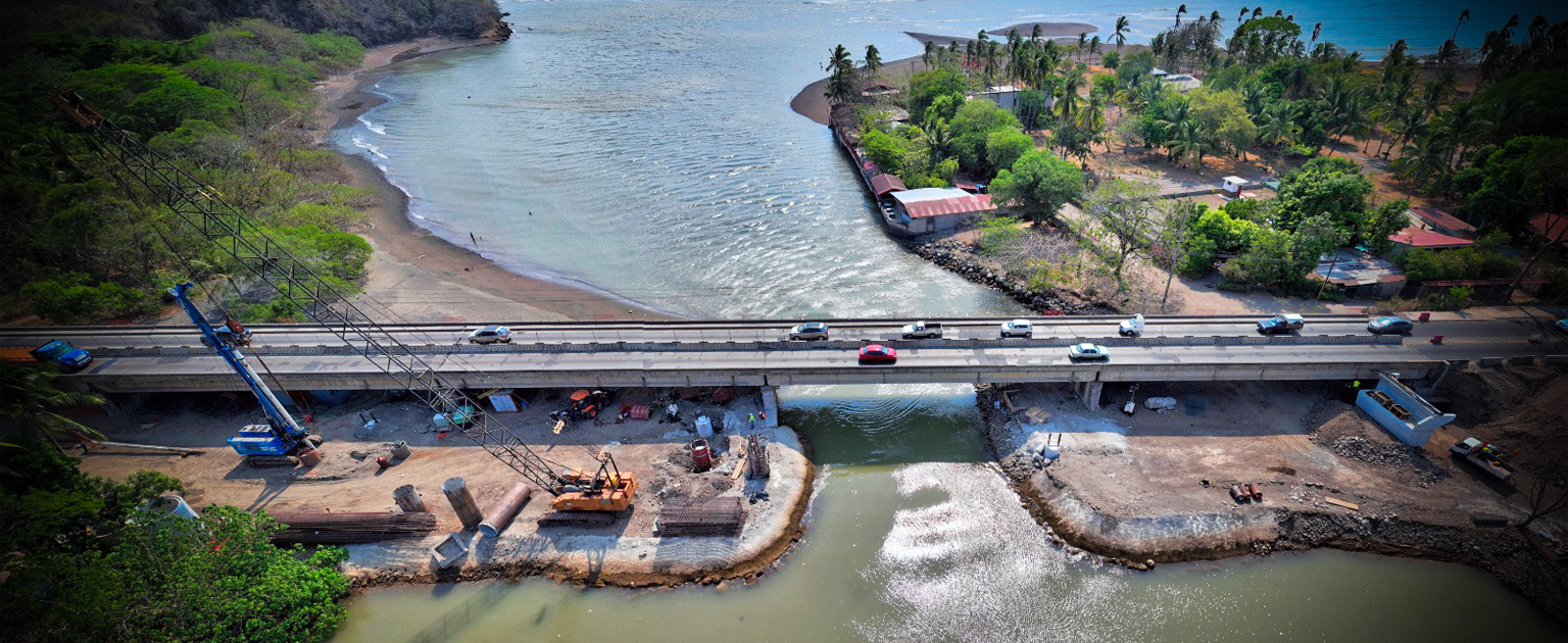 Fotografía aérea que muestra el puente y los trabajos que se realizan