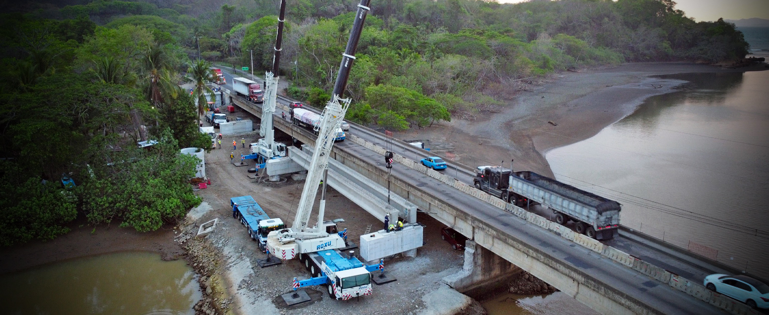 Fotografía que muestra el puente sobre el río Barranca