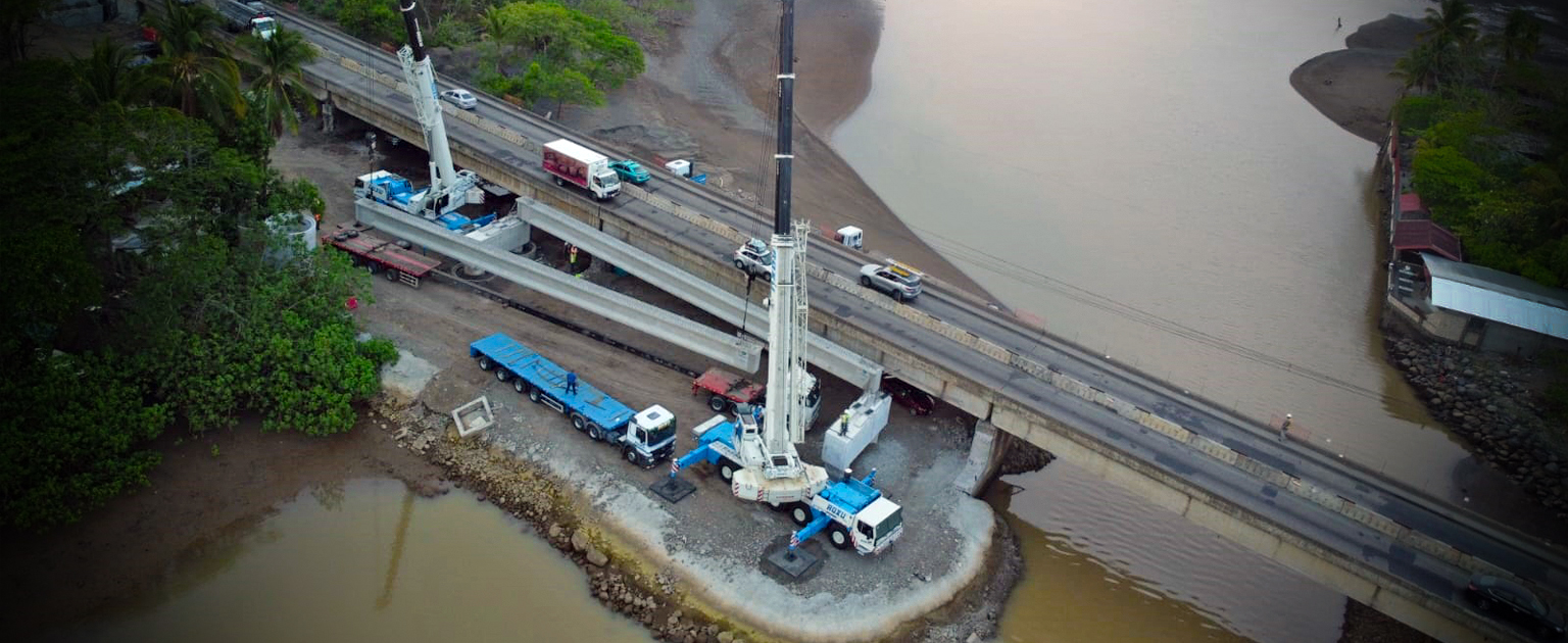 Fotografía que muestra el puente sobre el río Barranca