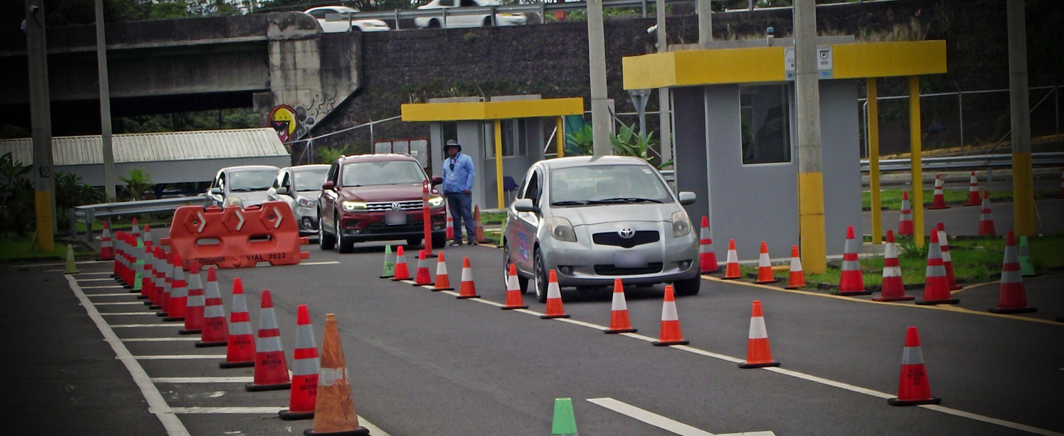 Vehículo realizando prueba de manejo, en pista de conos, con evaluador. 