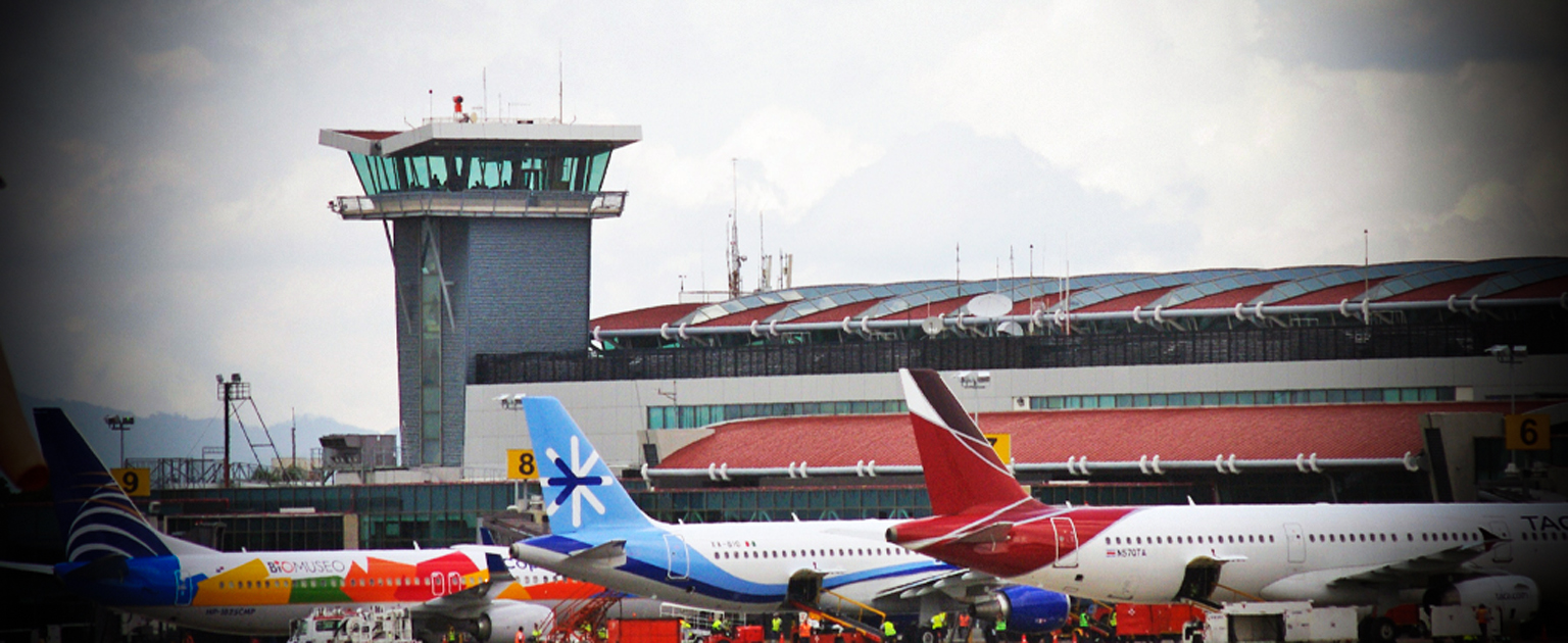 Fotografía que muestra parte de la torre de control en el aeropuerto Juan Santamaría