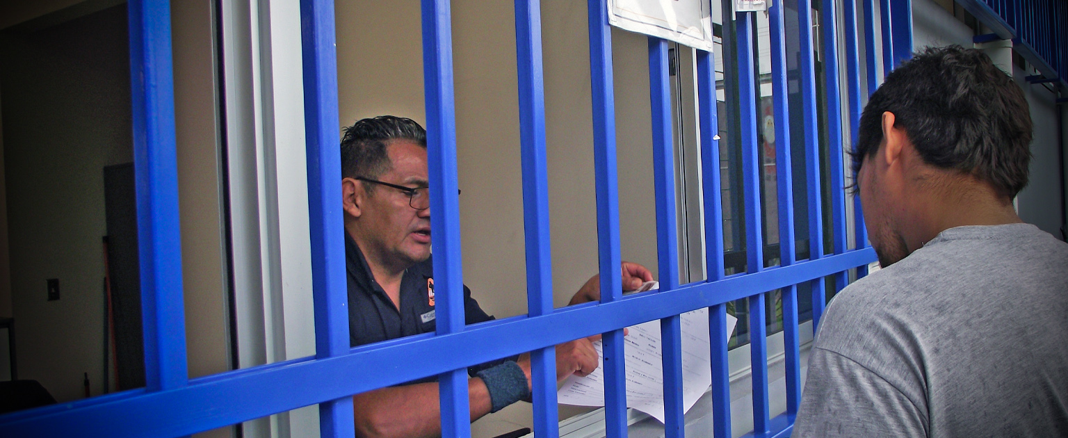 Fotografía que muestra a atención en ventanilla para servicio de credenciales