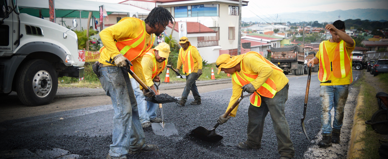 hombres trabajando