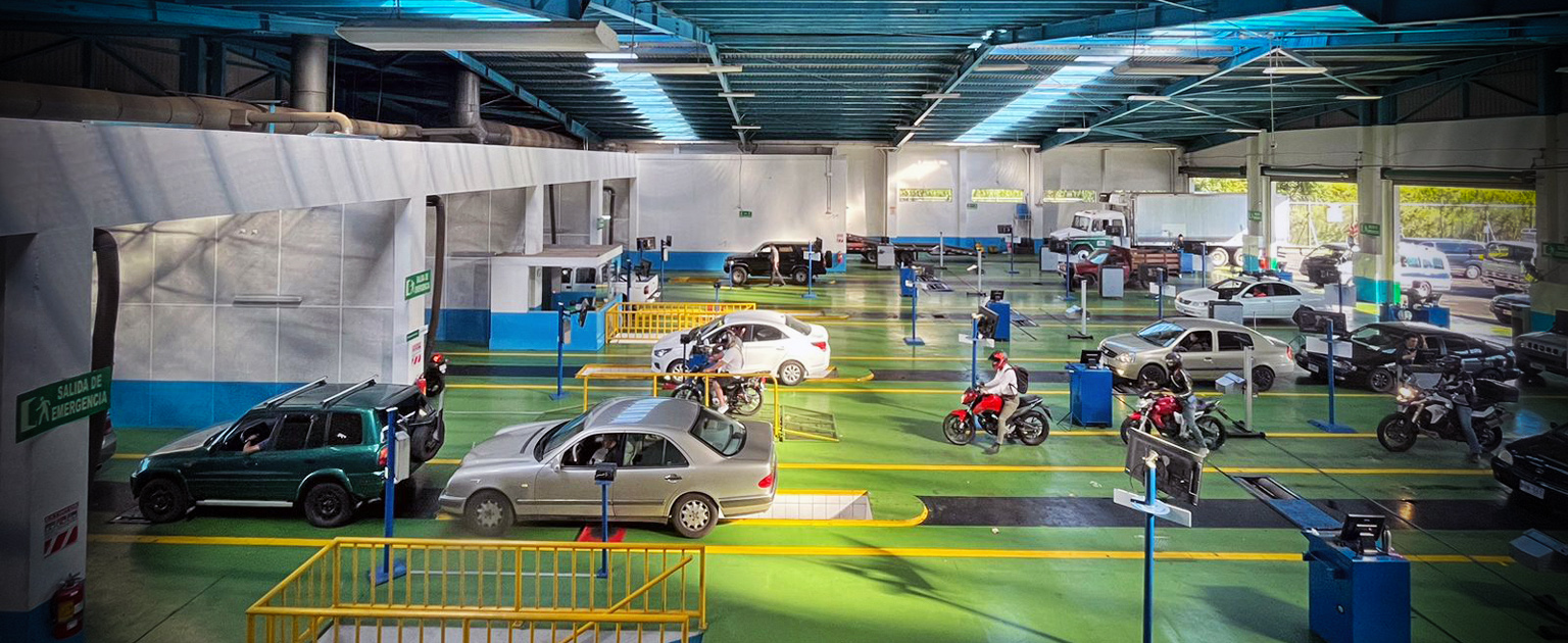 Fotografía que muestra la atención de vehículos para la inspección técnica vehicular