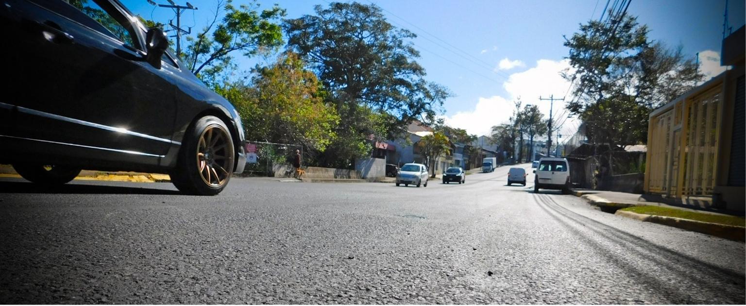 Foto de carretera con vehículos transitando