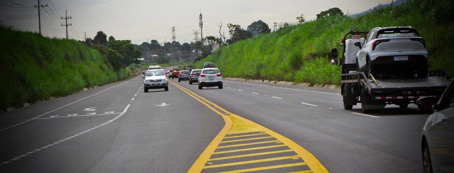 Vehículos transitando por carretera