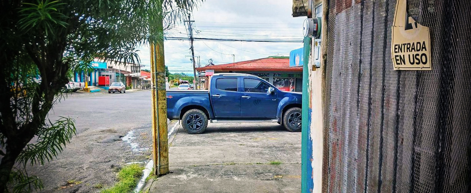 vehículo azul sobre acera
