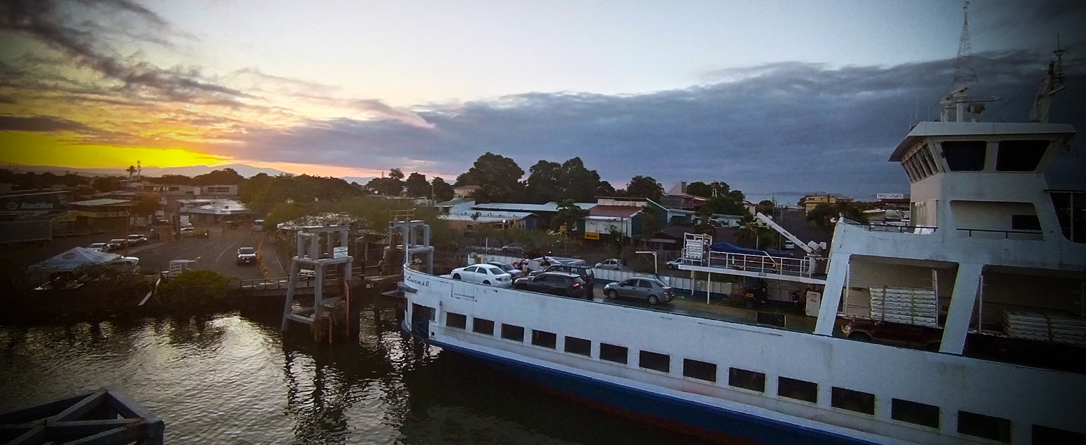 Foto de costado de ferry, en puerto de Puntarenas