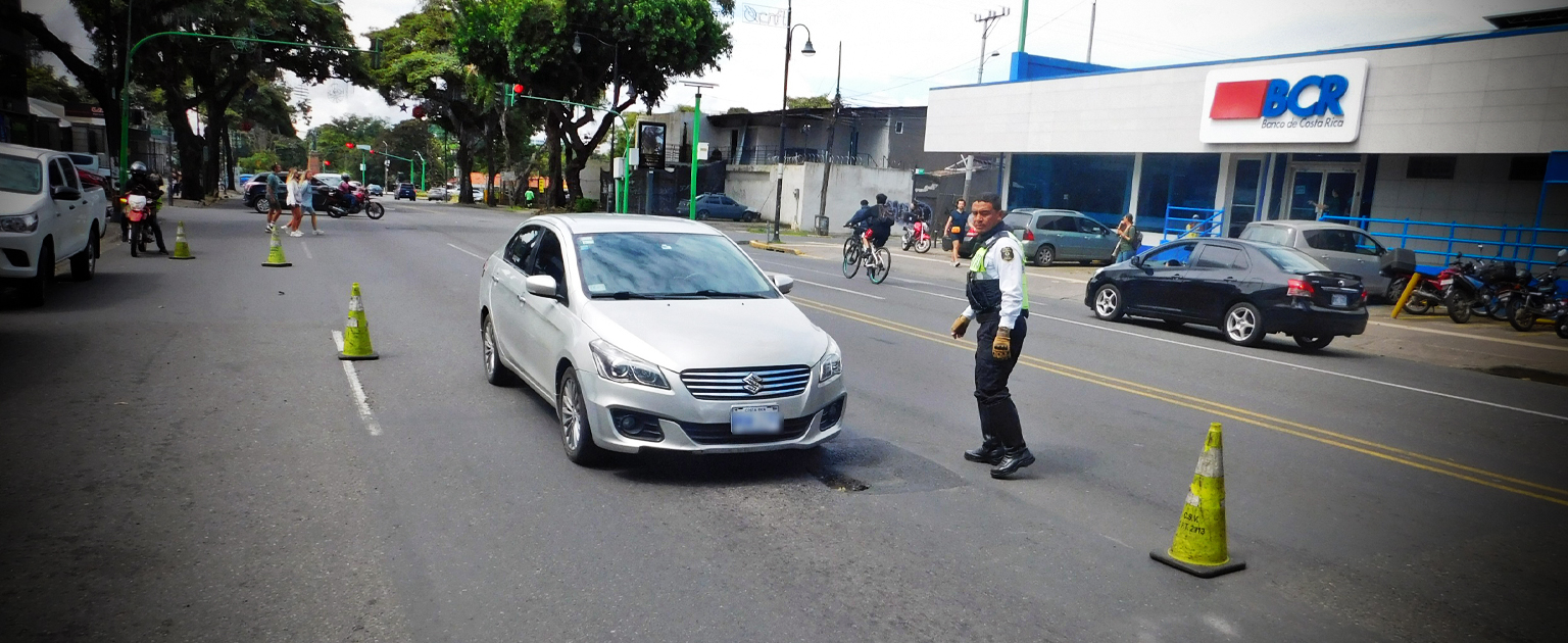 Fotografía que muestra oficiales en labores de regulación